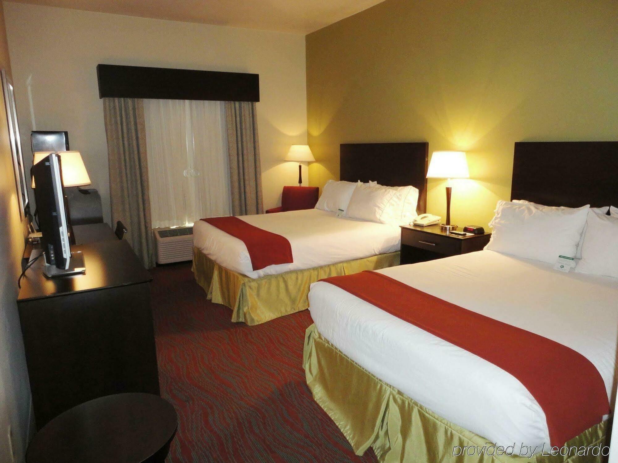 Holiday Inn Express & Suites Cullman Exterior photo